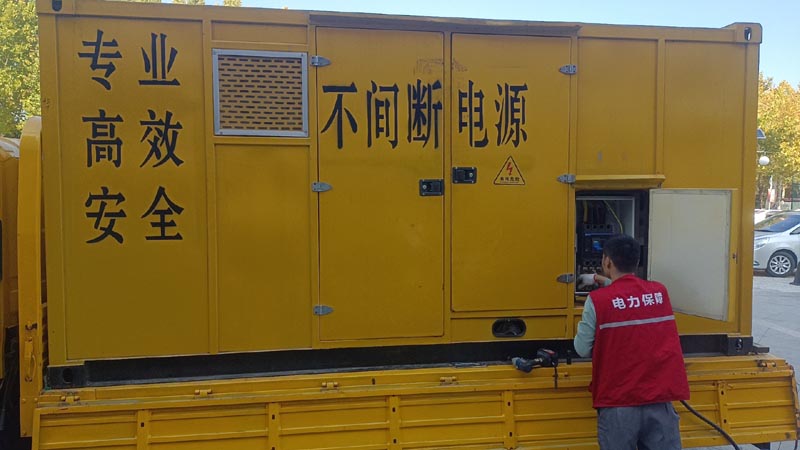 八宿柴油发电机组和UPS电源配合使用时，如何避免切换过程中的电力中断？